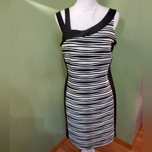 Bali size 12 sleeveless dress with side zip. Black and white.